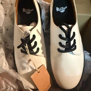 🔥🤍BNIB Dr. Martens White Leather Oxfords with Black Laces🤍🔥